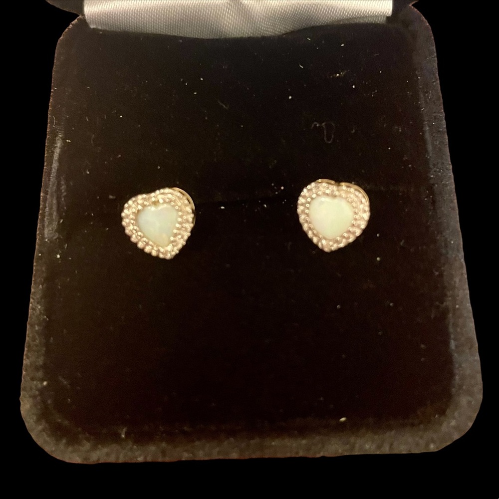 Genuine heart cut opals surrounded by diamonds set in 14K yellow gold - Picture 2 of 3